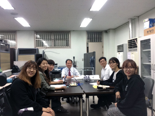 이브와 ICT 멘토링 사업에 참여하고 있는 을지대 의료공학과 '치맥'팀.  을지대 의료공학과 제공